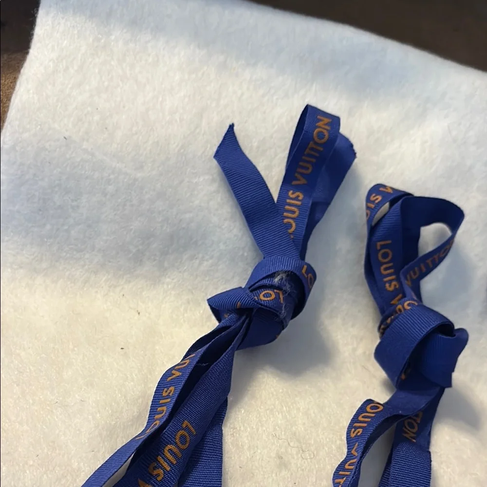 Louis Vuitton Blue Ribbon Set - Picture 6 of 8